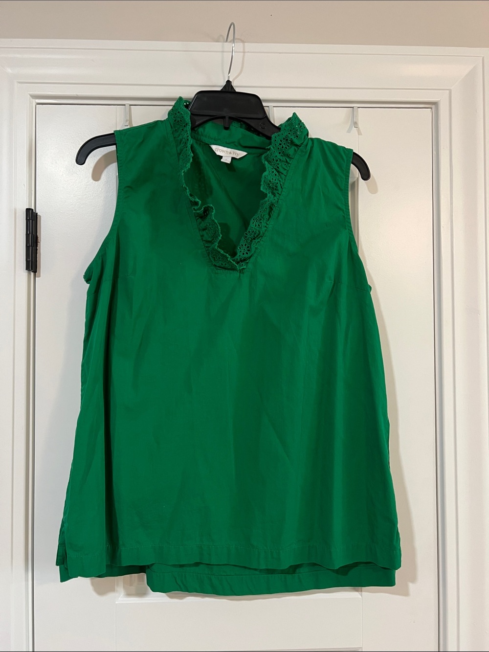 crown & ivy Emerald Green Lace-Trim V-Neck Camisole